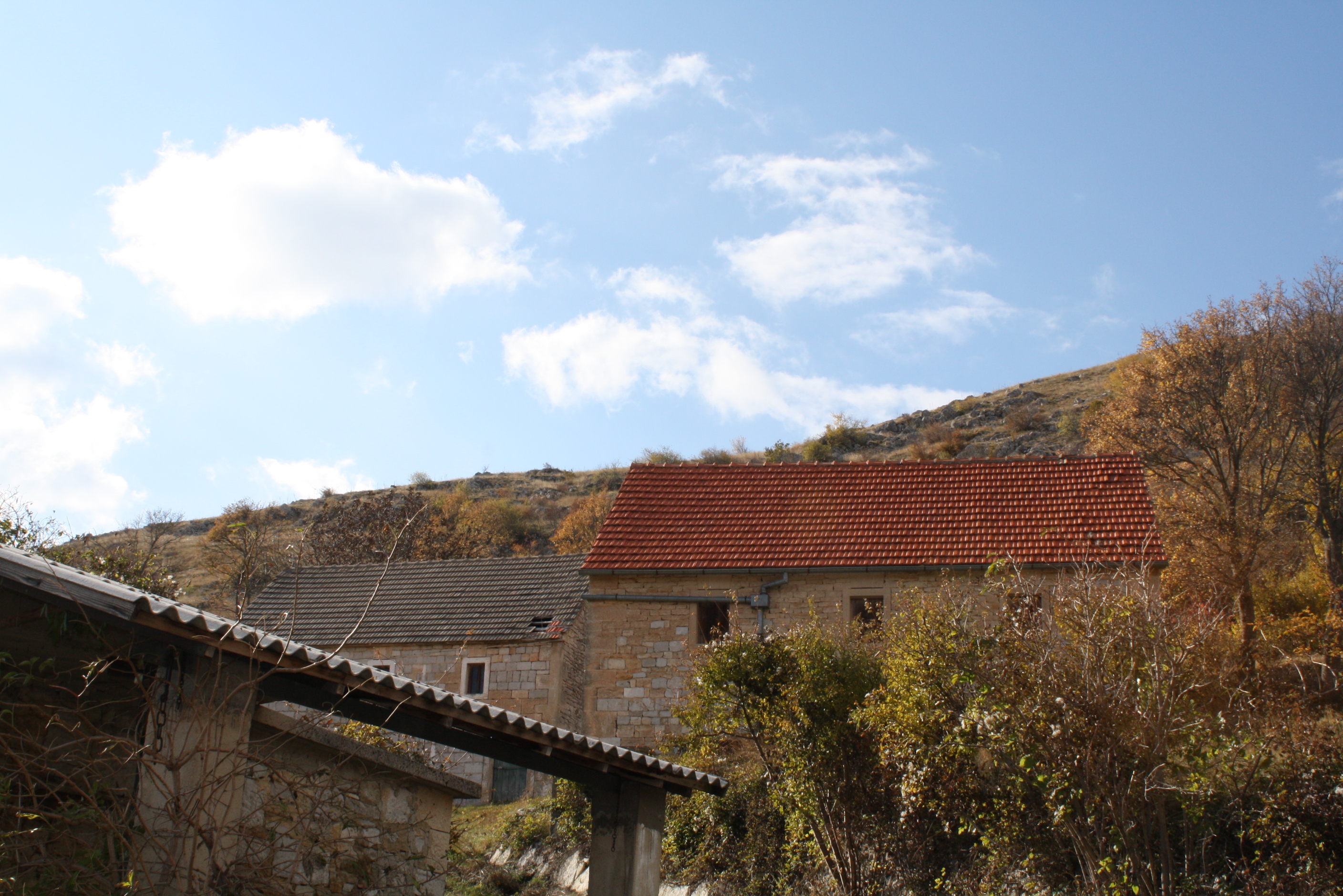 Prapovijesna gradina, željeznodobne grobnice, rimsko naselje, nekropola i pokretno naslijeđe u Vašarovinama, Priluka, arheološko područje